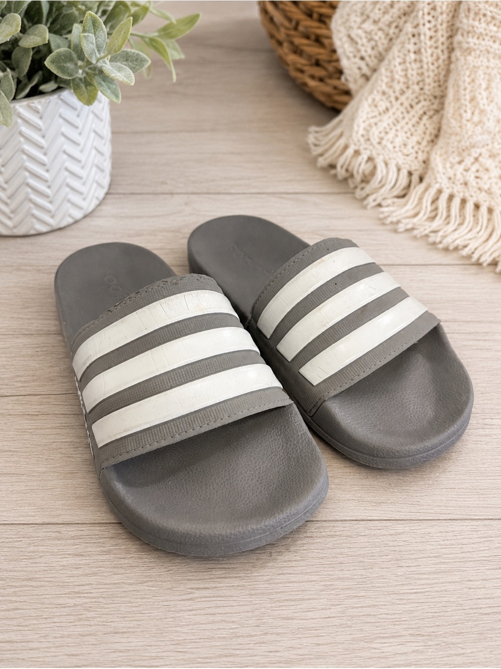🩶 adidas Gray & White Adilette Slide Sandals | Women’s Size 5 | Comfort Slides